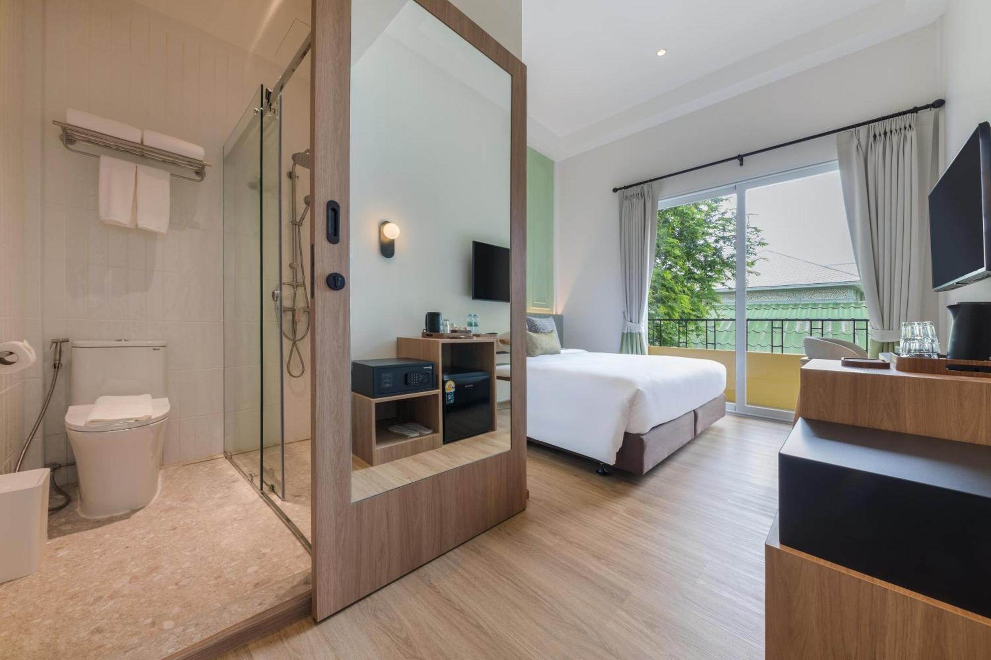 Upstairs At Ton Ton Hotel Bangkok Bagian luar foto