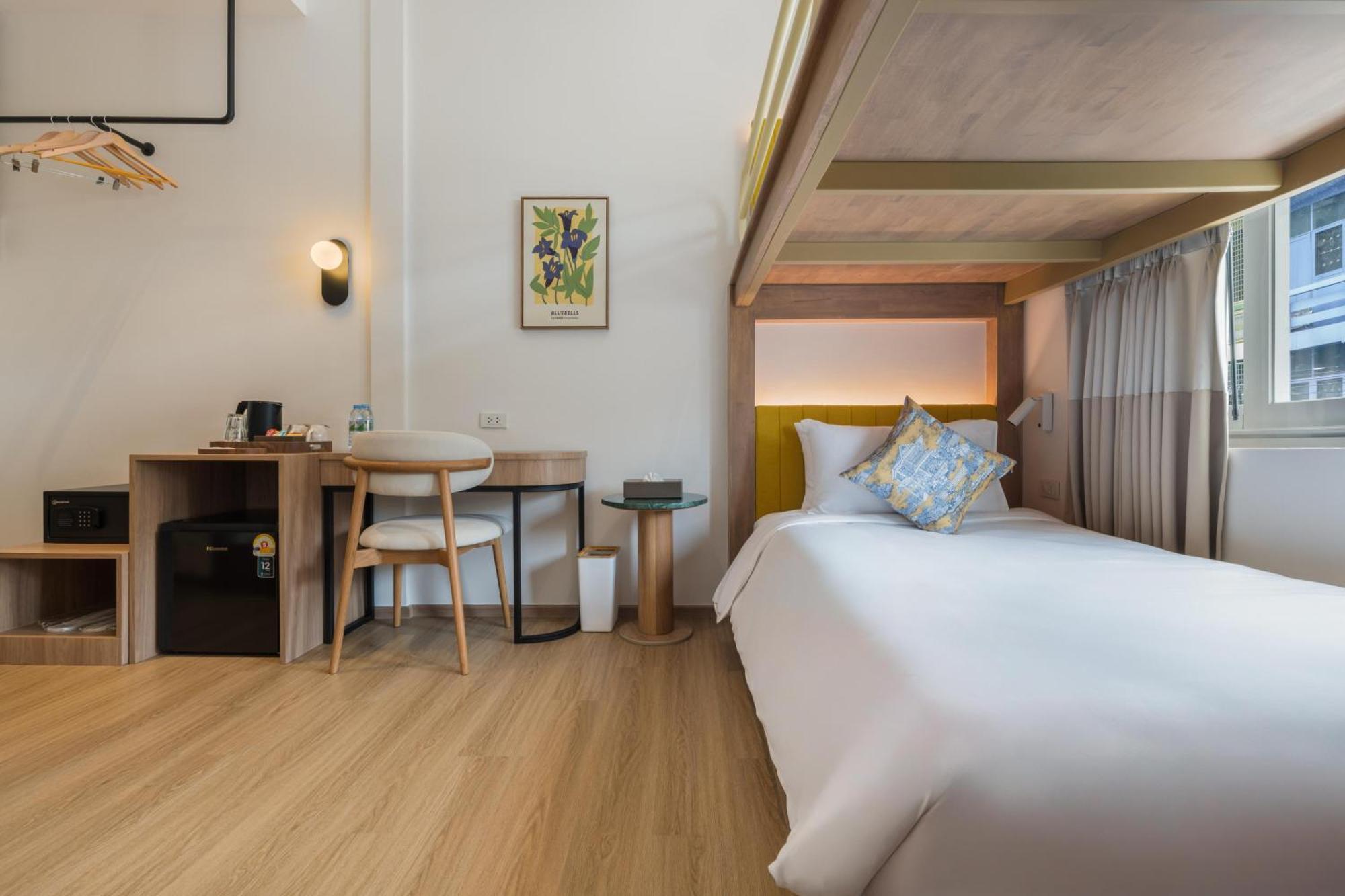 Upstairs At Ton Ton Hotel Bangkok Bagian luar foto