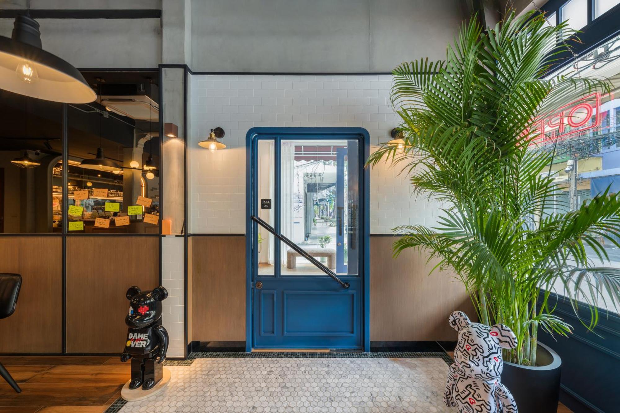 Upstairs At Ton Ton Hotel Bangkok Bagian luar foto