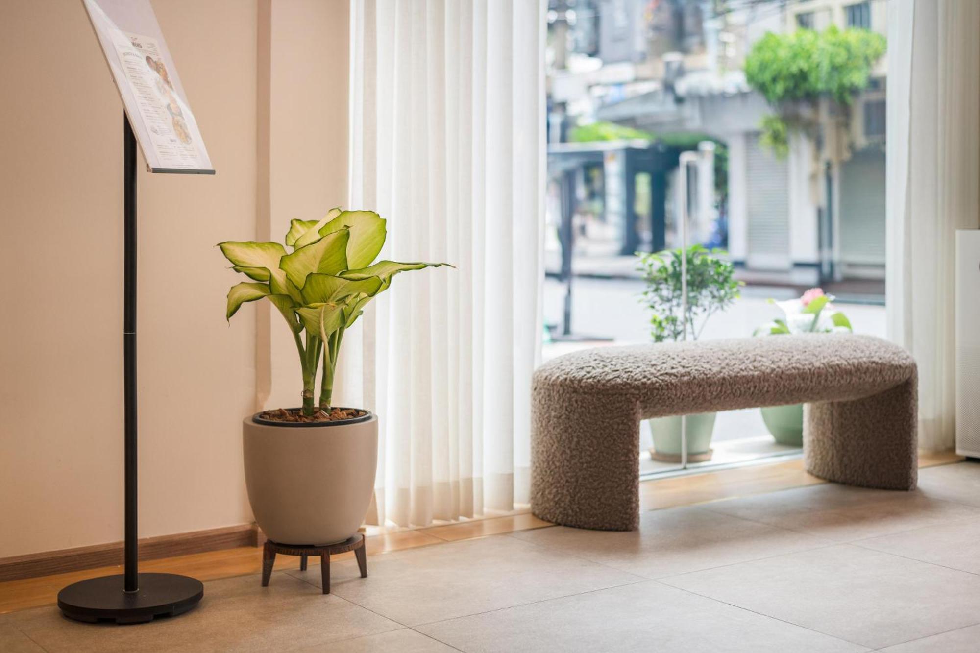 Upstairs At Ton Ton Hotel Bangkok Bagian luar foto