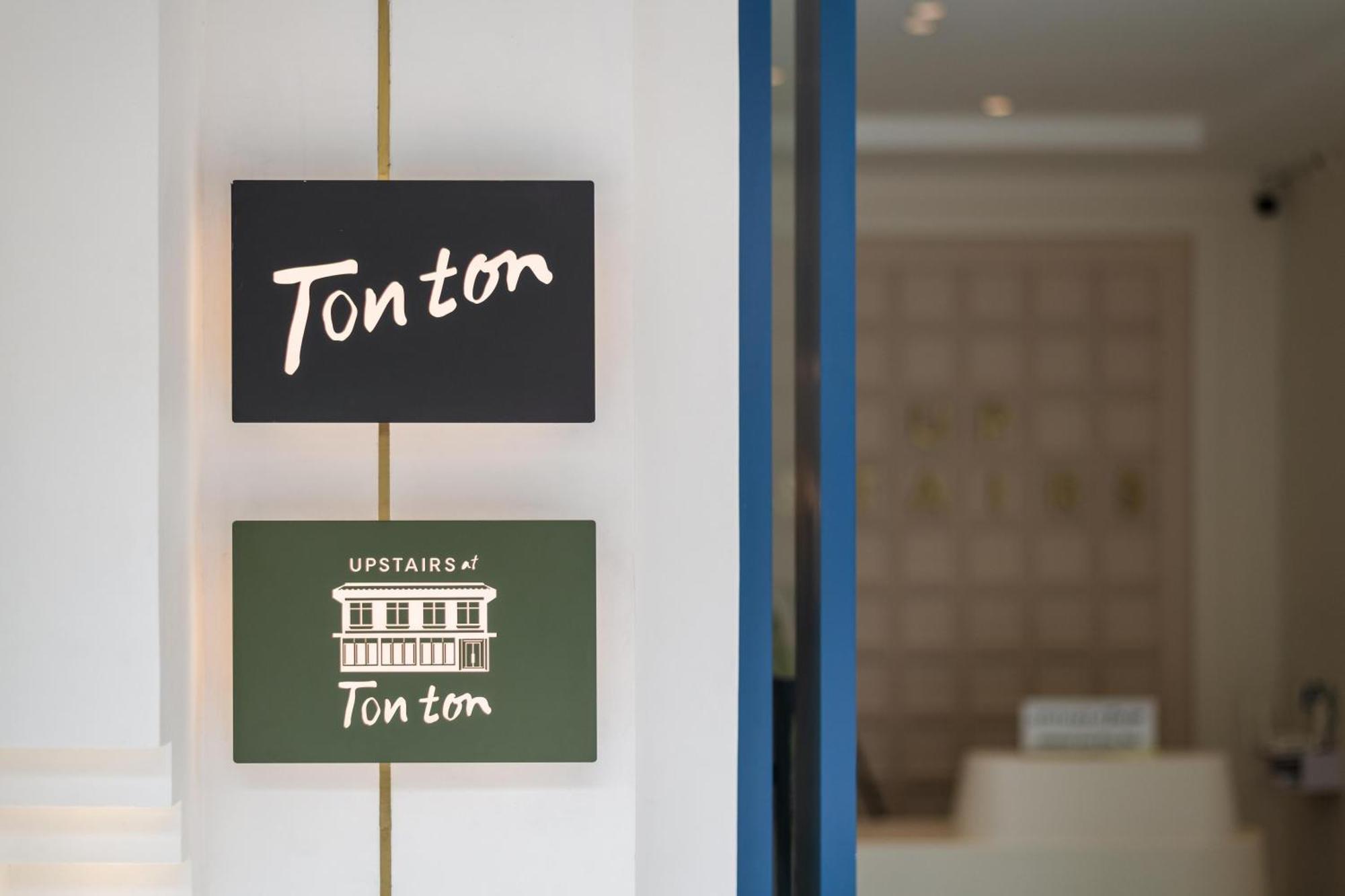 Upstairs At Ton Ton Hotel Bangkok Bagian luar foto